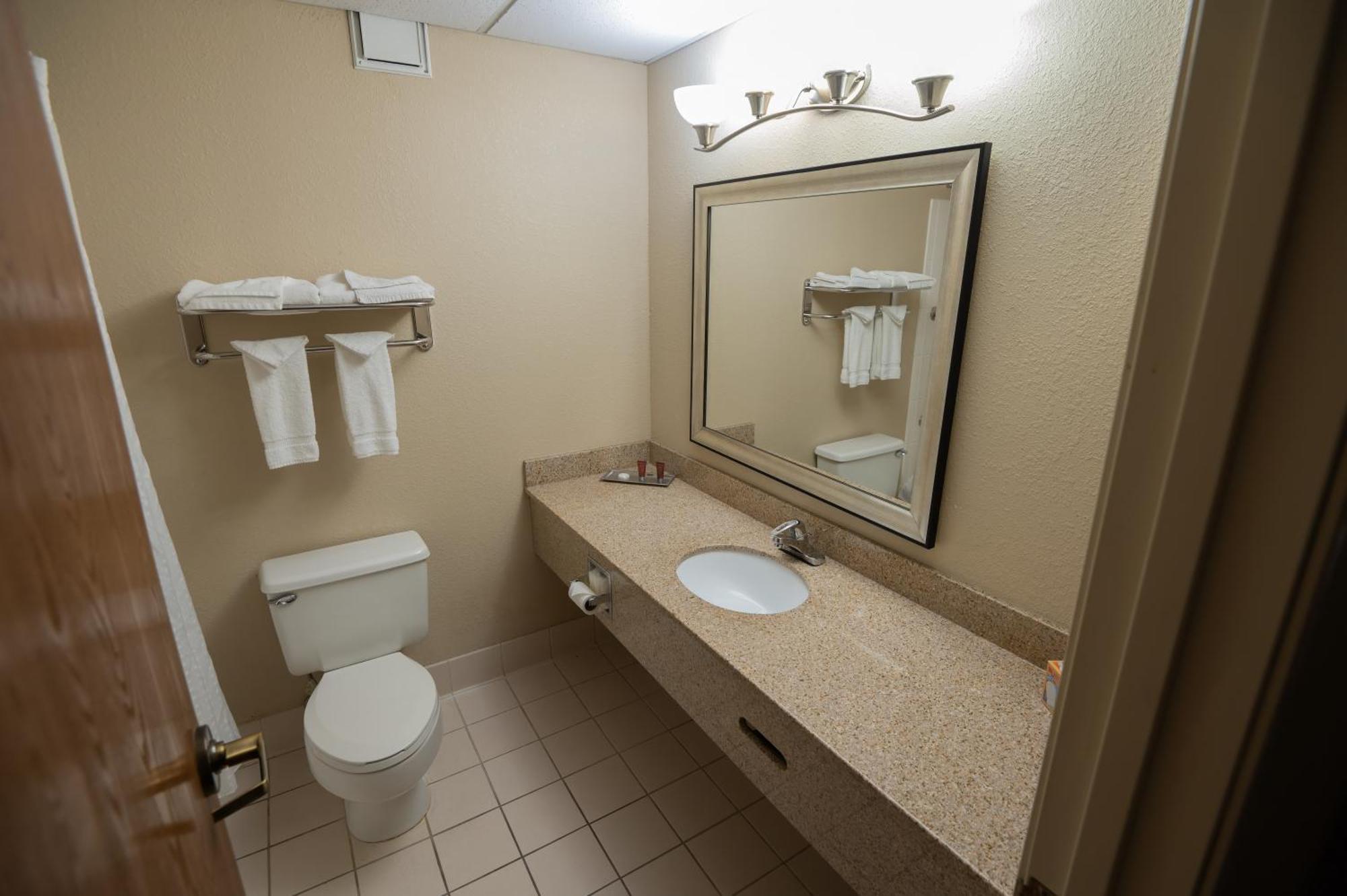 Quality Inn & Suites Downtown Mansfield Buitenkant foto